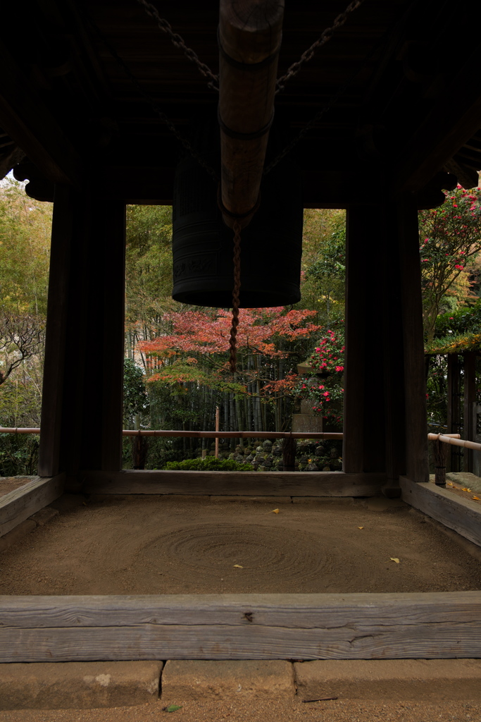 報国寺の鐘と紅葉