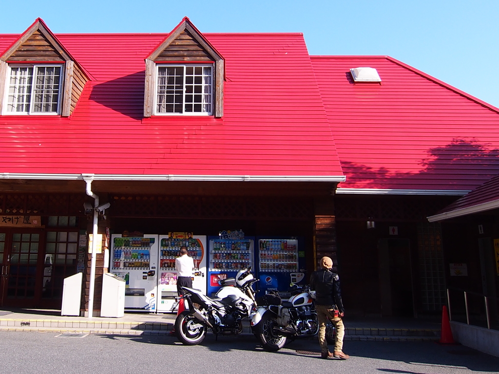 丸山千枚田１６９号休憩するライダー