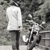 橋上のバイクとライダー