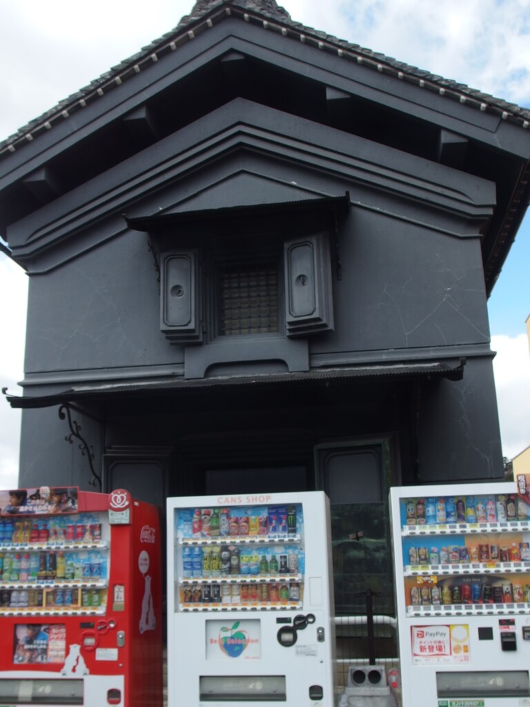 黒漆喰と自販機