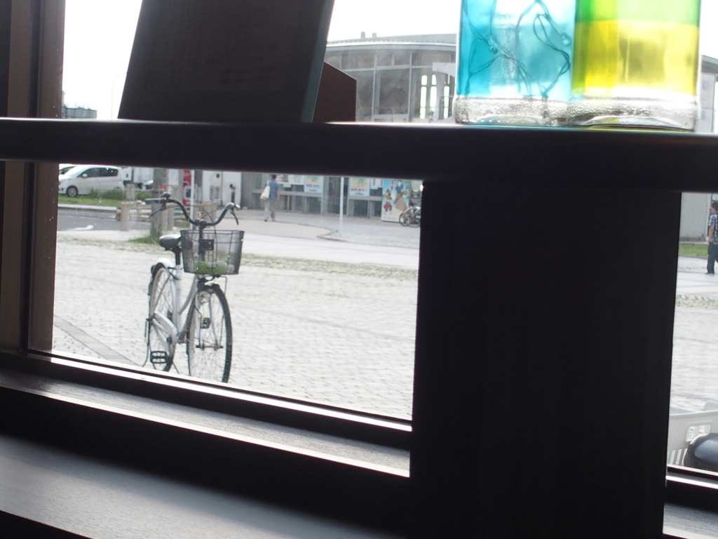 ガラス瓶と自転車