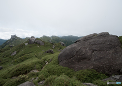 いろんな岩を眺めながら下山-3430