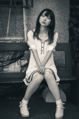 座って待った女