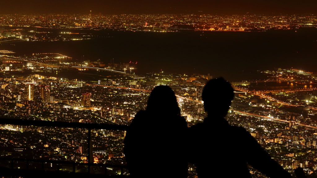 2人夜景を望む