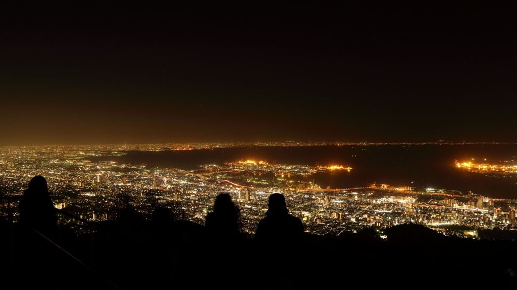 夜景を望む人々