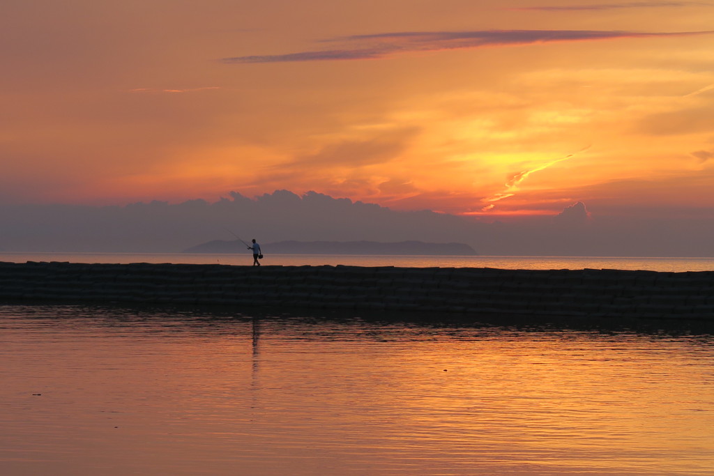 108804256_Unknown朝焼けと釣り人