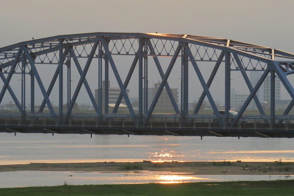 橋に朝日が、、108277120_Unknown