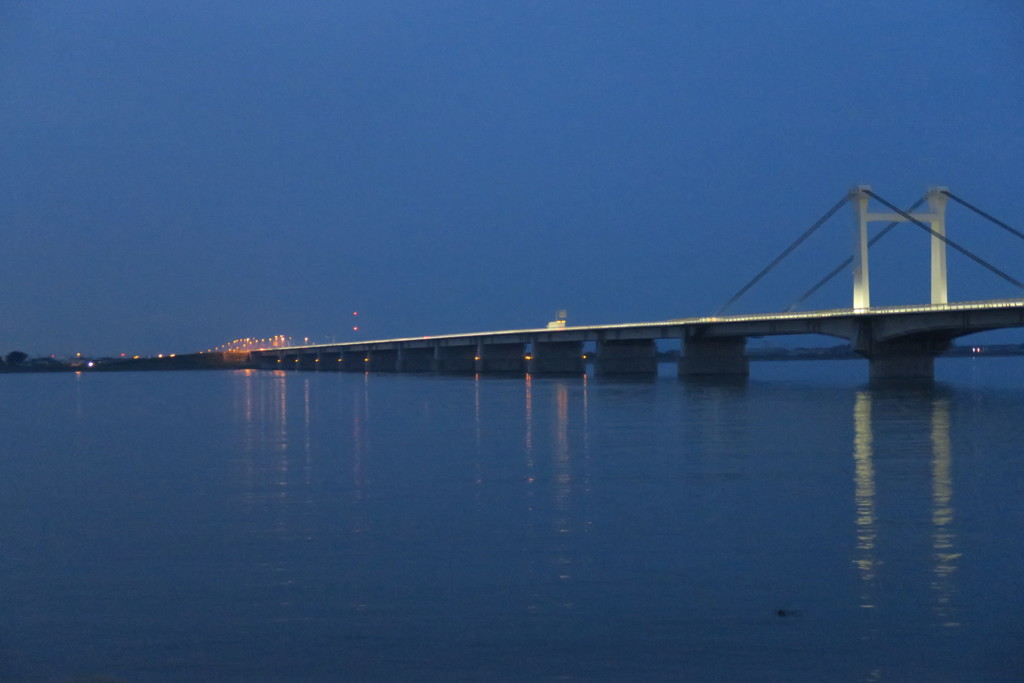 108804944_Unknown 浮かびあがる早朝の橋