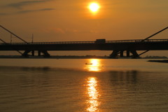 108804864_Unknown 太陽、橋、車、小舟