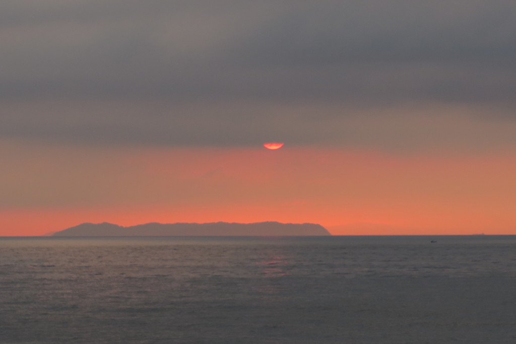 108802640_Unknown朝焼けで島も染まる