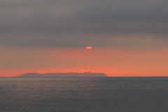 108802640_Unknown朝焼けで島も染まる