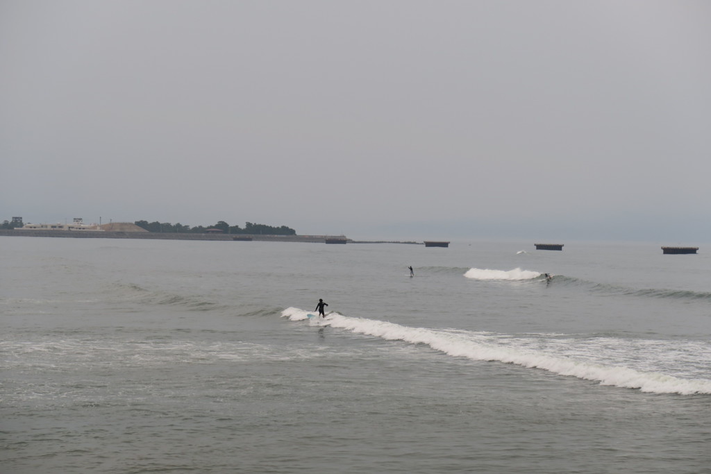 108805024_Unknown波が出ると若者喜ぶ