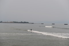 108805024_Unknown波が出ると若者喜ぶ