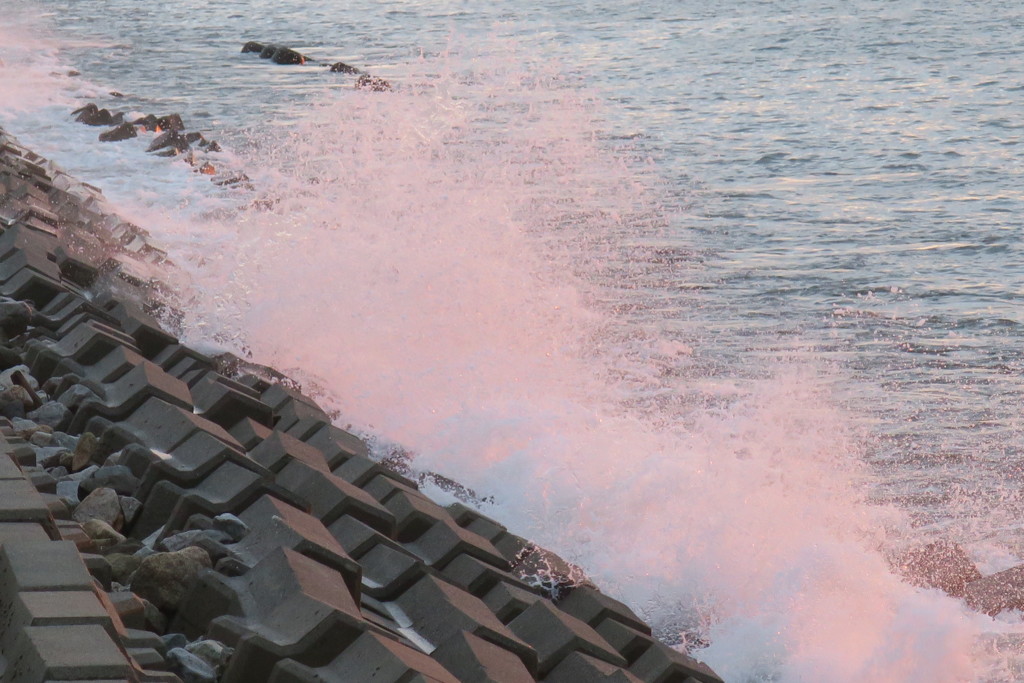 109081088_Unknown 波高い