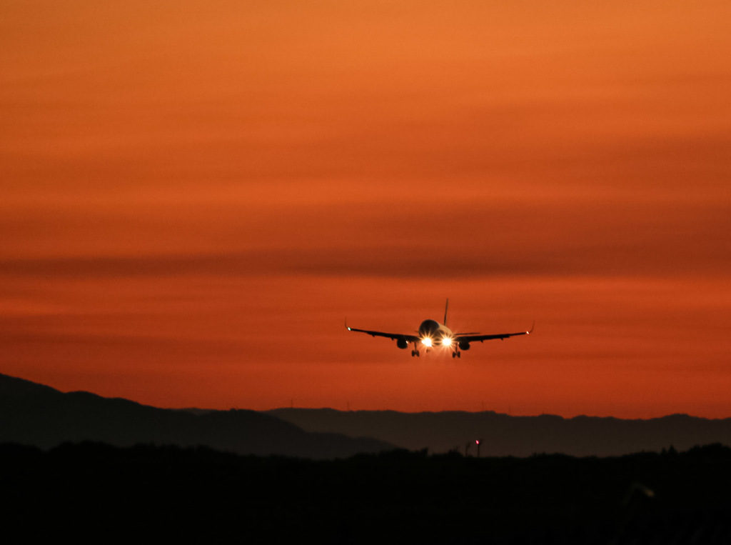 夕焼け(マジックアワー)から見える光はo(^o^)o (ちっちゃい飛行機)