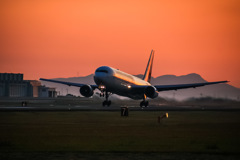 夕焼けを背に✈