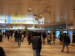 新宿駅、土曜昼