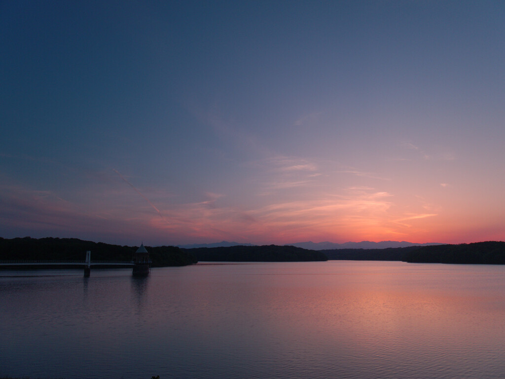 給水塔と夕焼け（狭山湖）