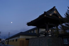 朝の月と鐘撞堂