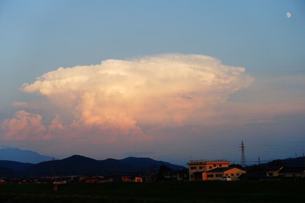 夕方の雲と月