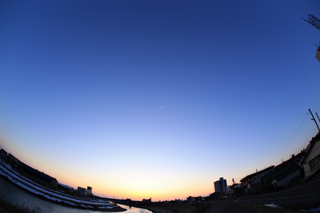 夕焼けと飛行機雲