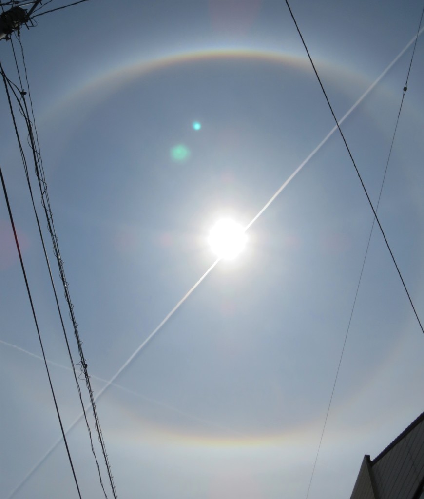環水平アークと太陽を横切る飛行機雲