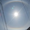環水平アークと太陽を横切る飛行機雲