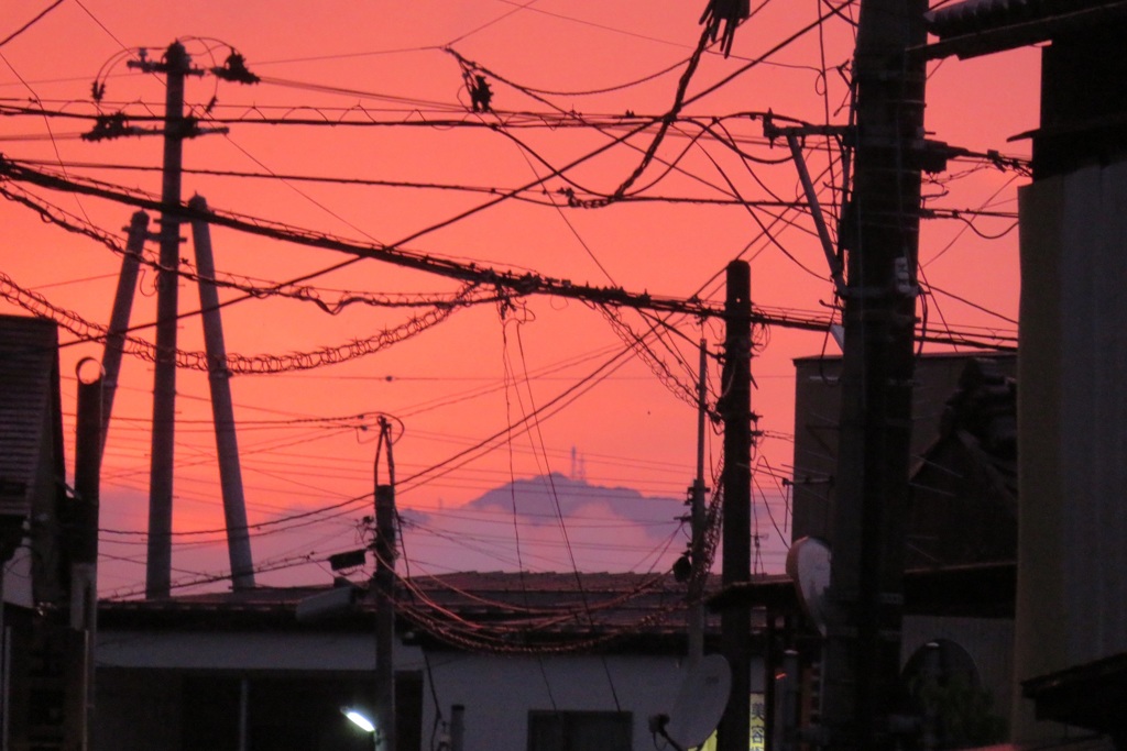 夕焼けに見る山の頂