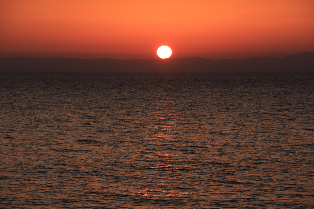 佐渡ヶ島に沈む夕日