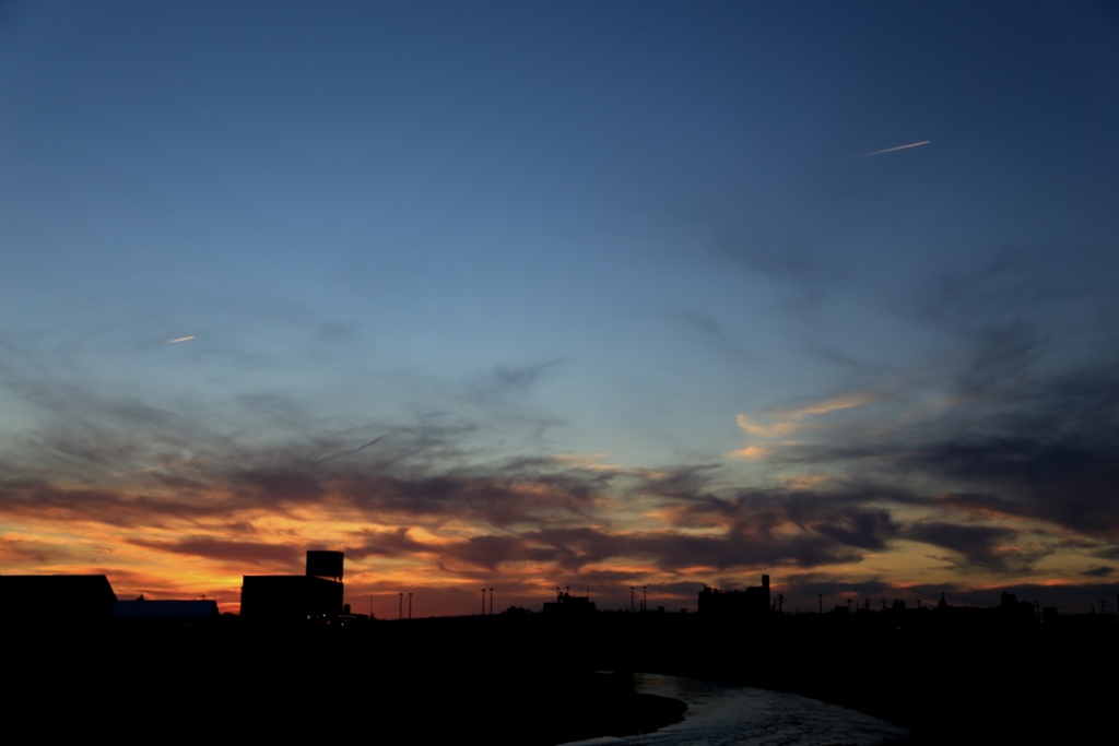 夕景と二つの飛行機雲