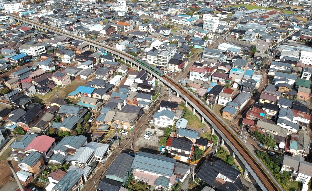 街中を駆け抜けるローカル線列車