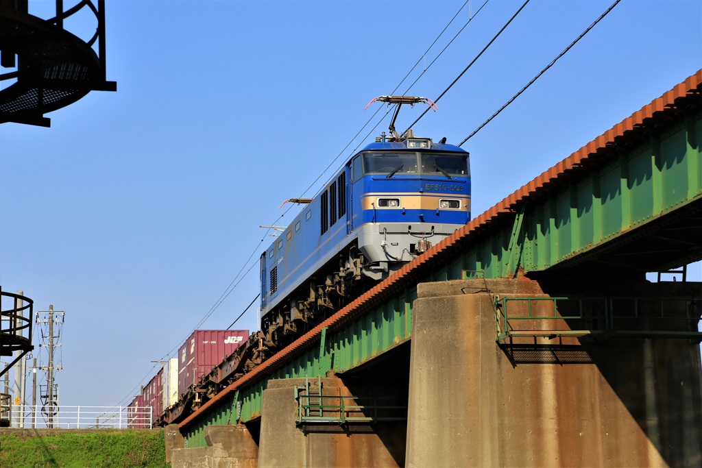 鉄橋を通過する貨物機関車　