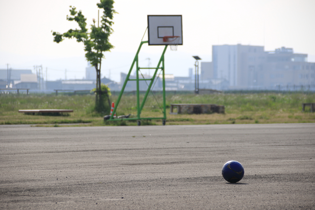 バスケットゴールとサッカーボール