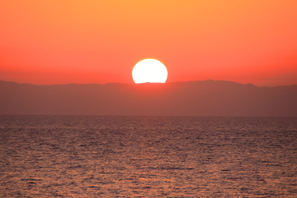 佐渡ヶ島に沈む夕日