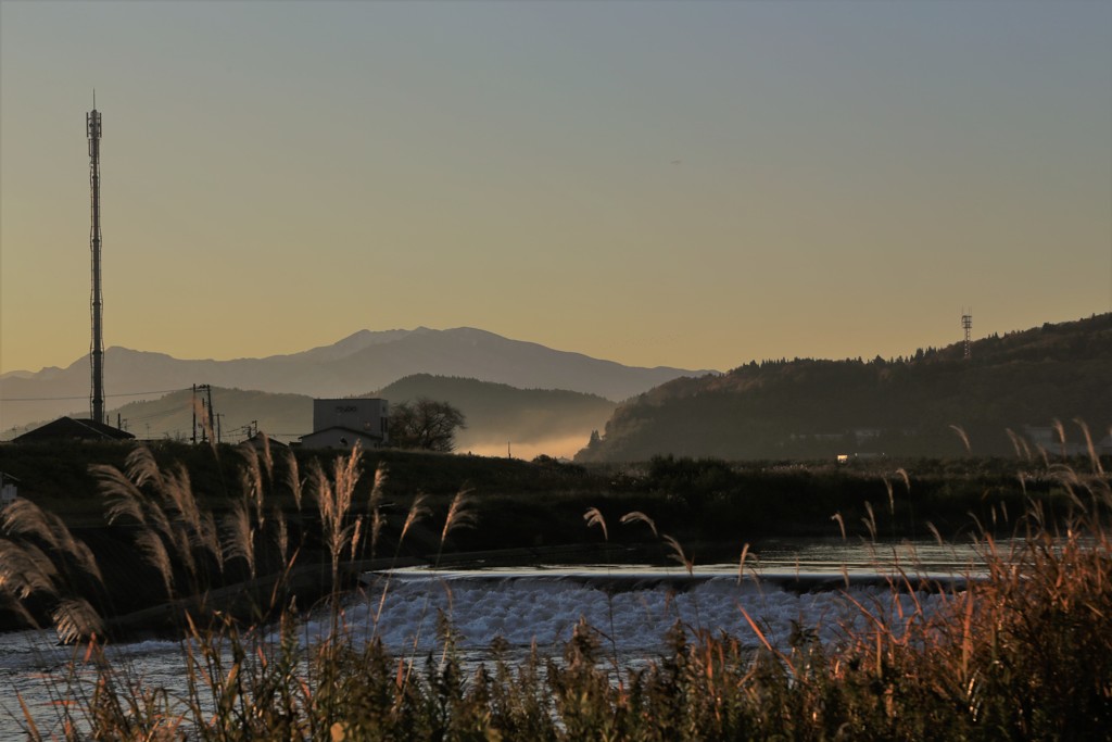 朝、川、山