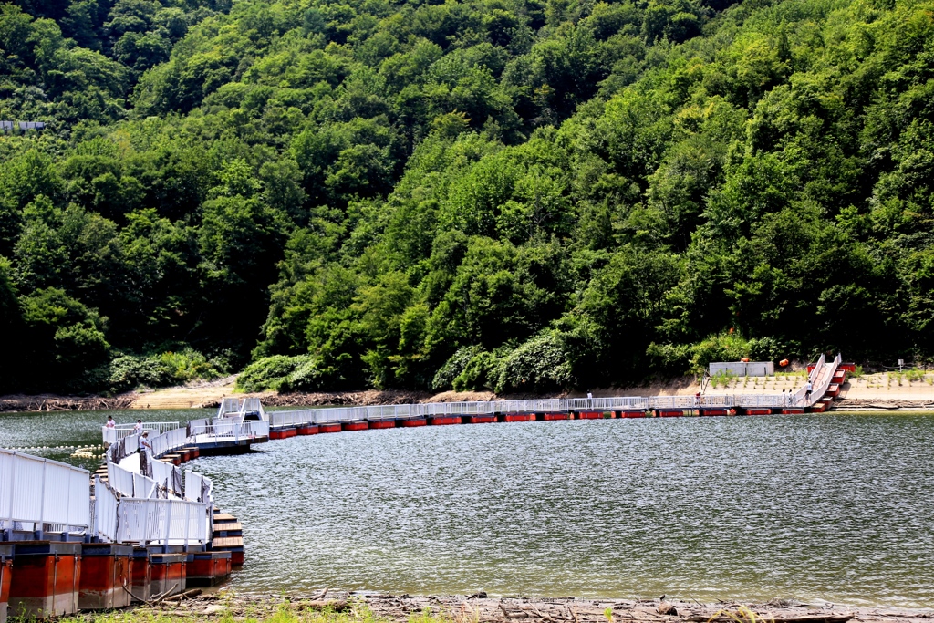 ダム湖を渡る橋