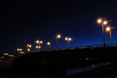 橋と街灯