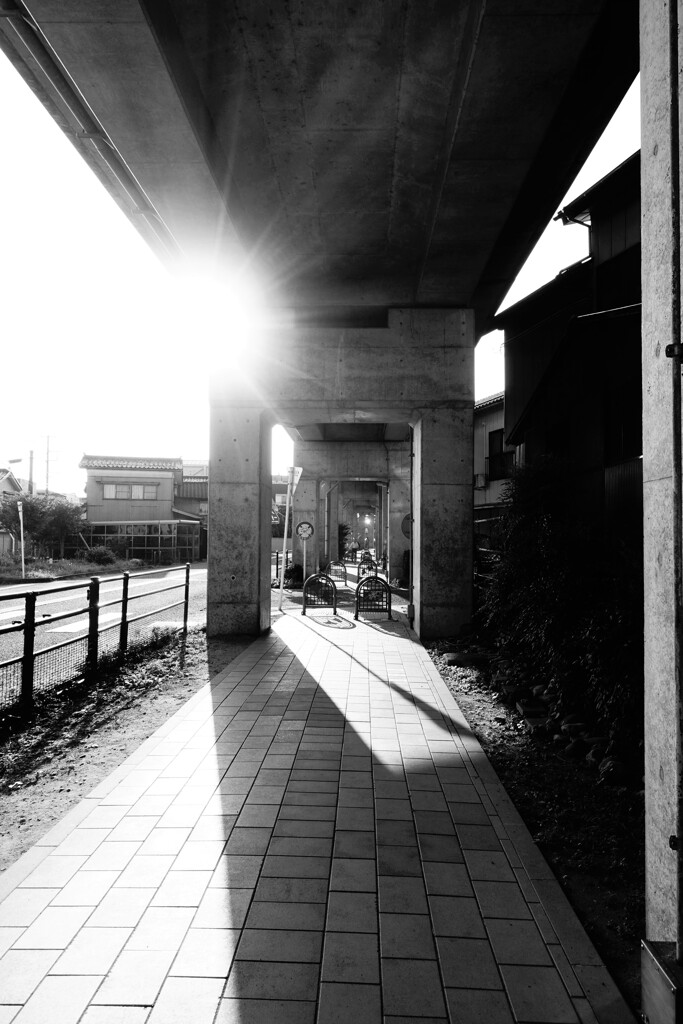 日陰を歩く