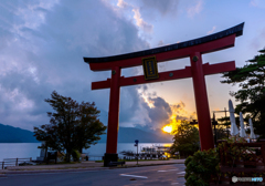 鳥居と日没の光