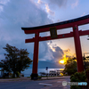 鳥居と日没の光