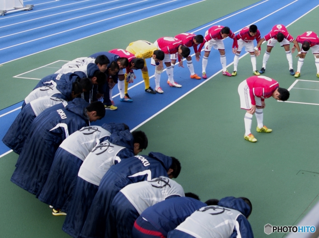 冬の高校サッカー　スタンドでも組んでいた円陣