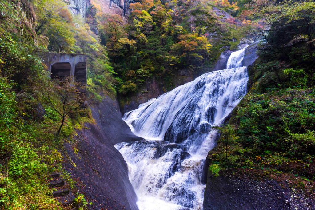 袋田の滝　紅葉の始まり