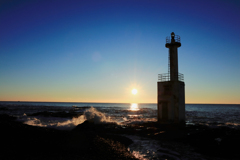灯台と波と太陽