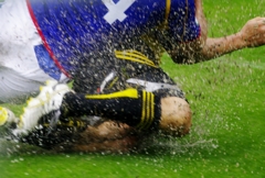 雨のタックル