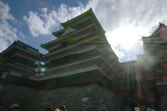 逆光の松本城
