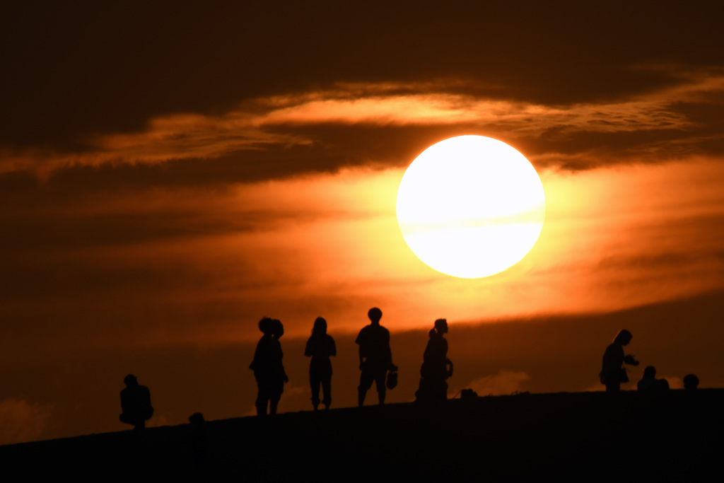 砂丘に沈む夕日