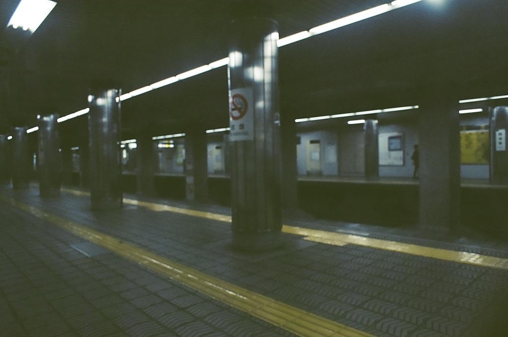 大阪の人気のない地下鉄の薄暗さ