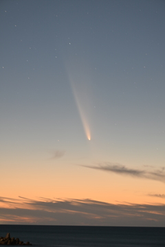 日本海におちるアトラス彗星