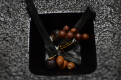 南部鉄器と木の実