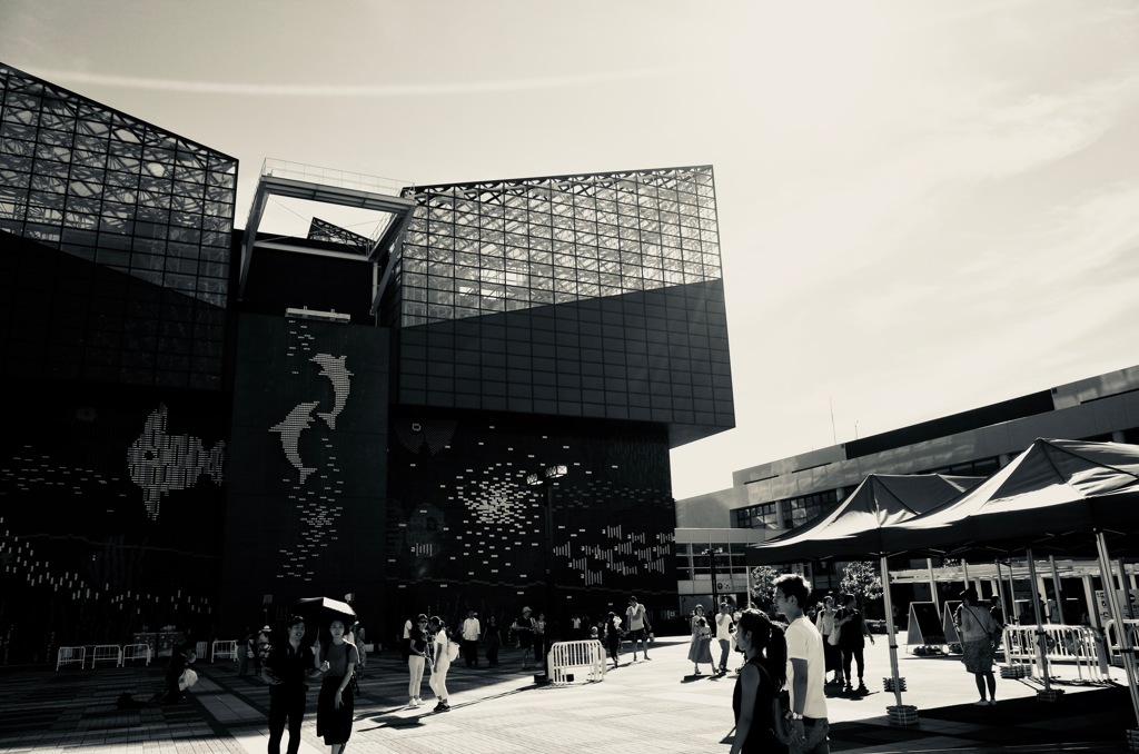 広場・人・光と影